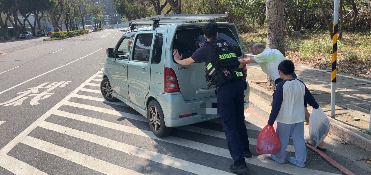 暖警協助民眾排除故障車輛