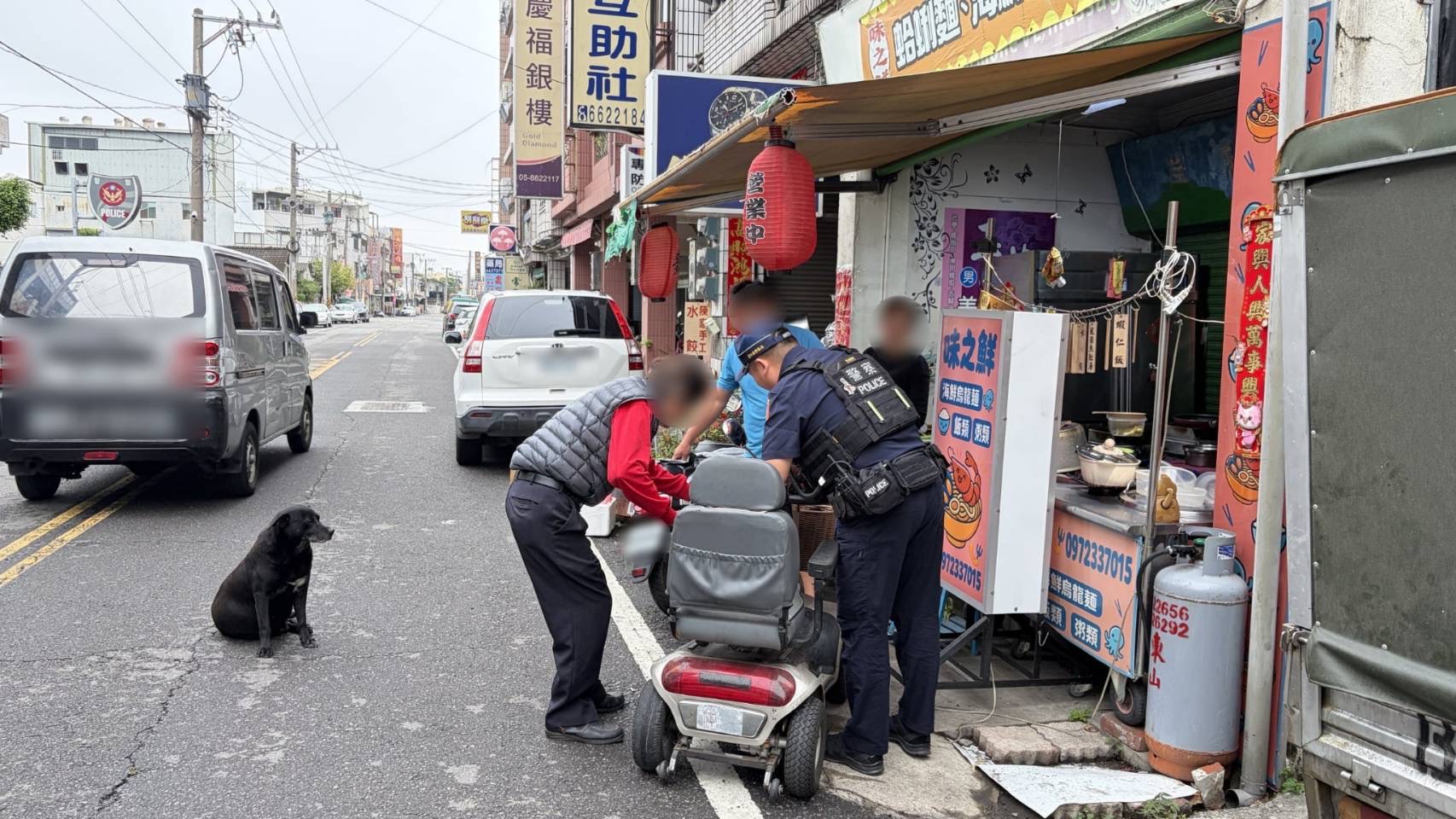 暖警一眼認出失智男並護送返家