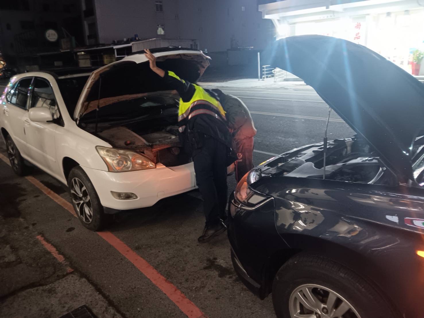 員警巡邏巧遇拋錨車關注加救援