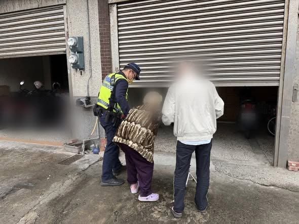 台西警獲報迅速護送失智者返家