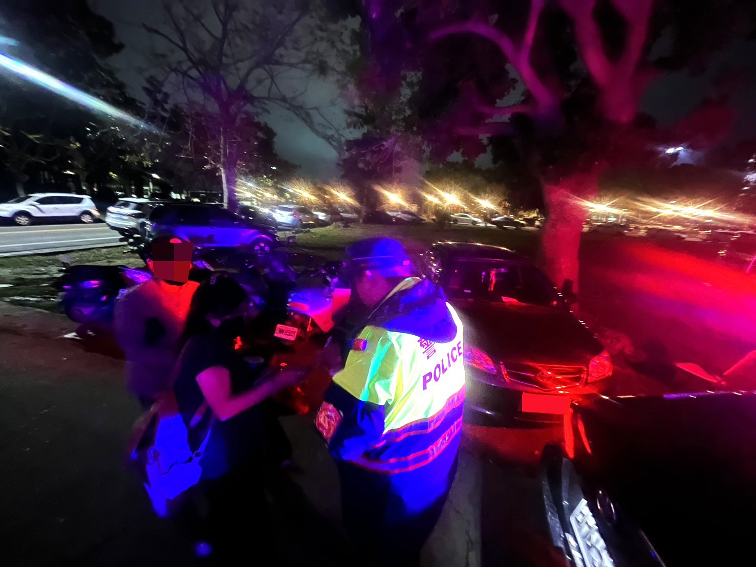 布袋警協助賞燈 民眾找回愛車