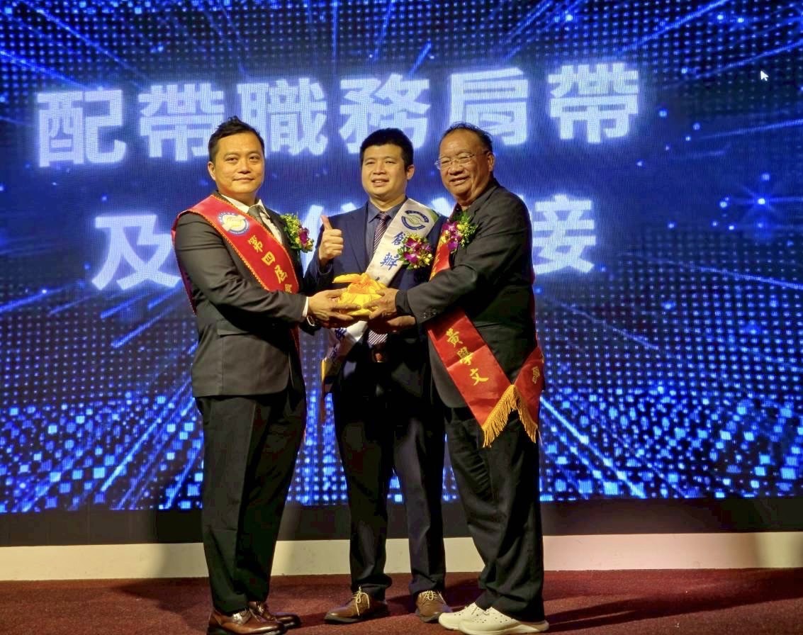 照片圖示：由創辦人王世億律師監交下把印信由榮譽會長黃學文交接給第四屆蔡長助會長接任