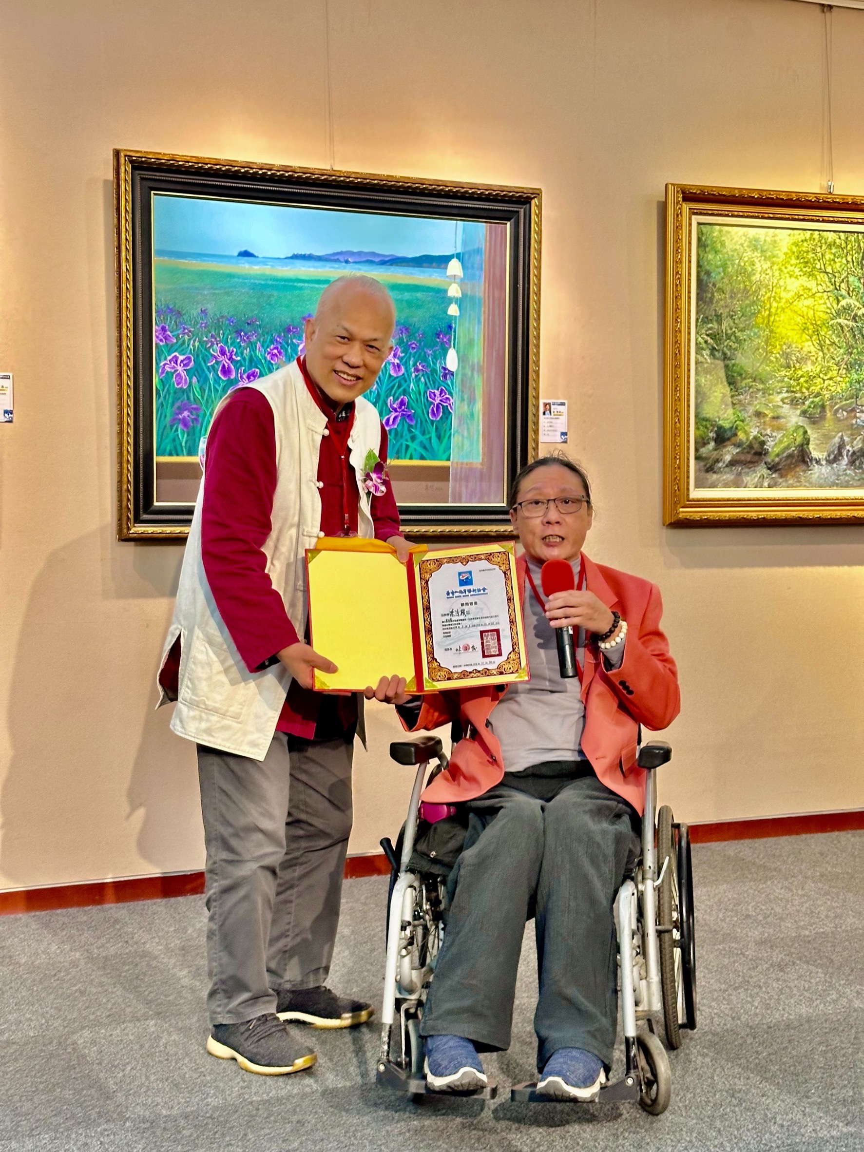 北海岸藝術協會理事長林正發（前），和顧問、會員在中正紀念堂合影。