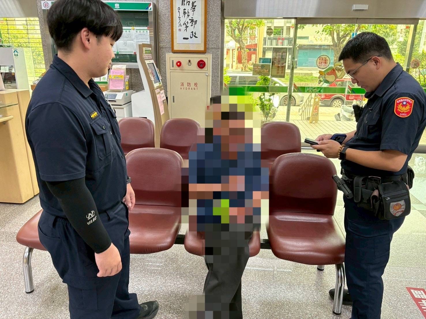 東港警攔阻網戀男匯款阻詐