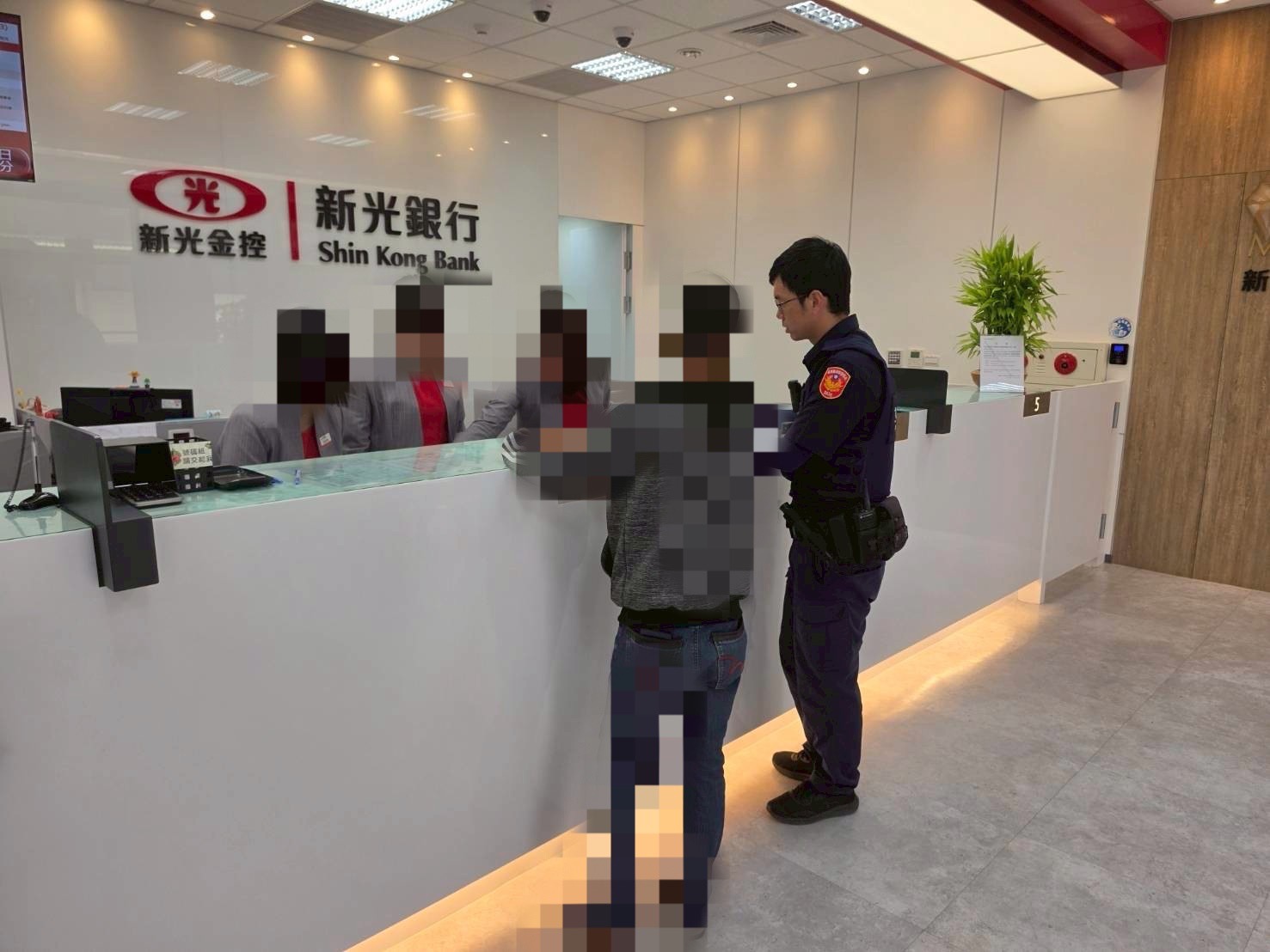 東港警攔阻軍中同袍假投資