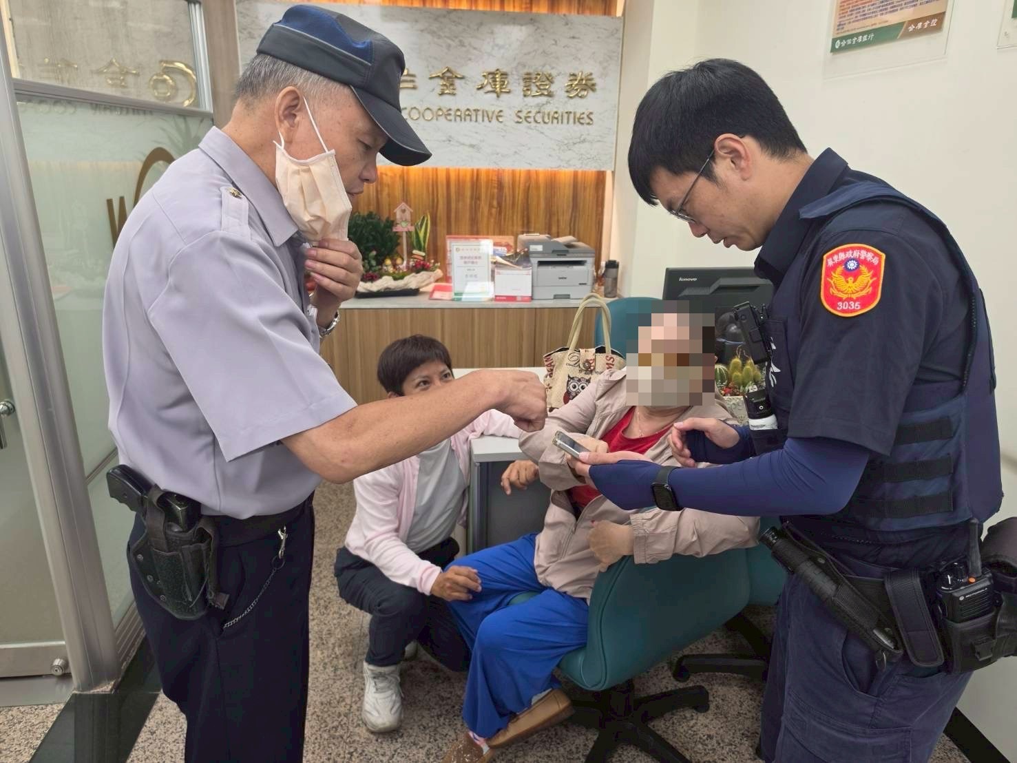 東港警銀聯手阻詐 成功攔阻民眾臨櫃匯款10萬元