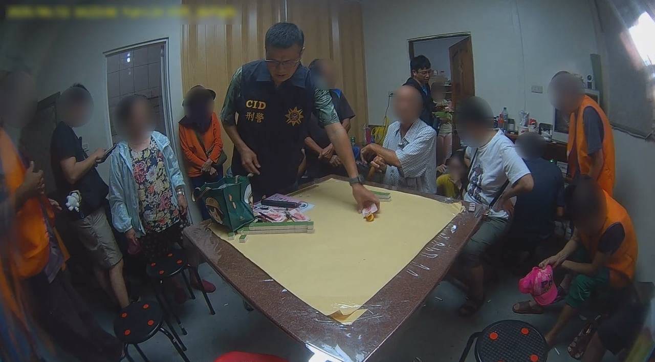 虎尾警成功搗破土庫鎮職業賭場 逮24人送辦