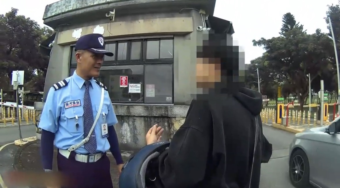 轉彎直行發生側撞！學生機車撞毀急期末考吉安警暖心載送助赴考