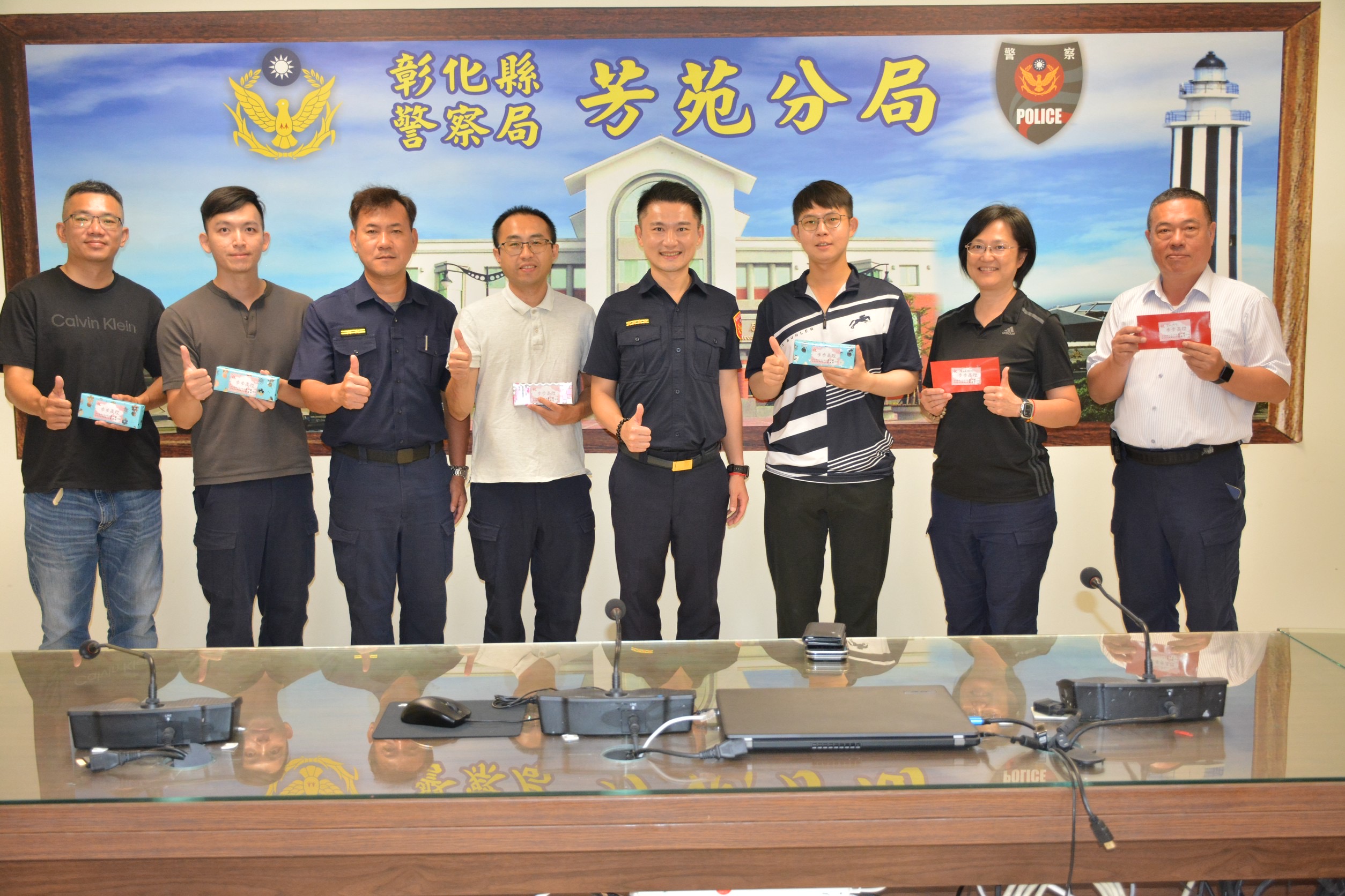 榮調新職位互贈紀念品