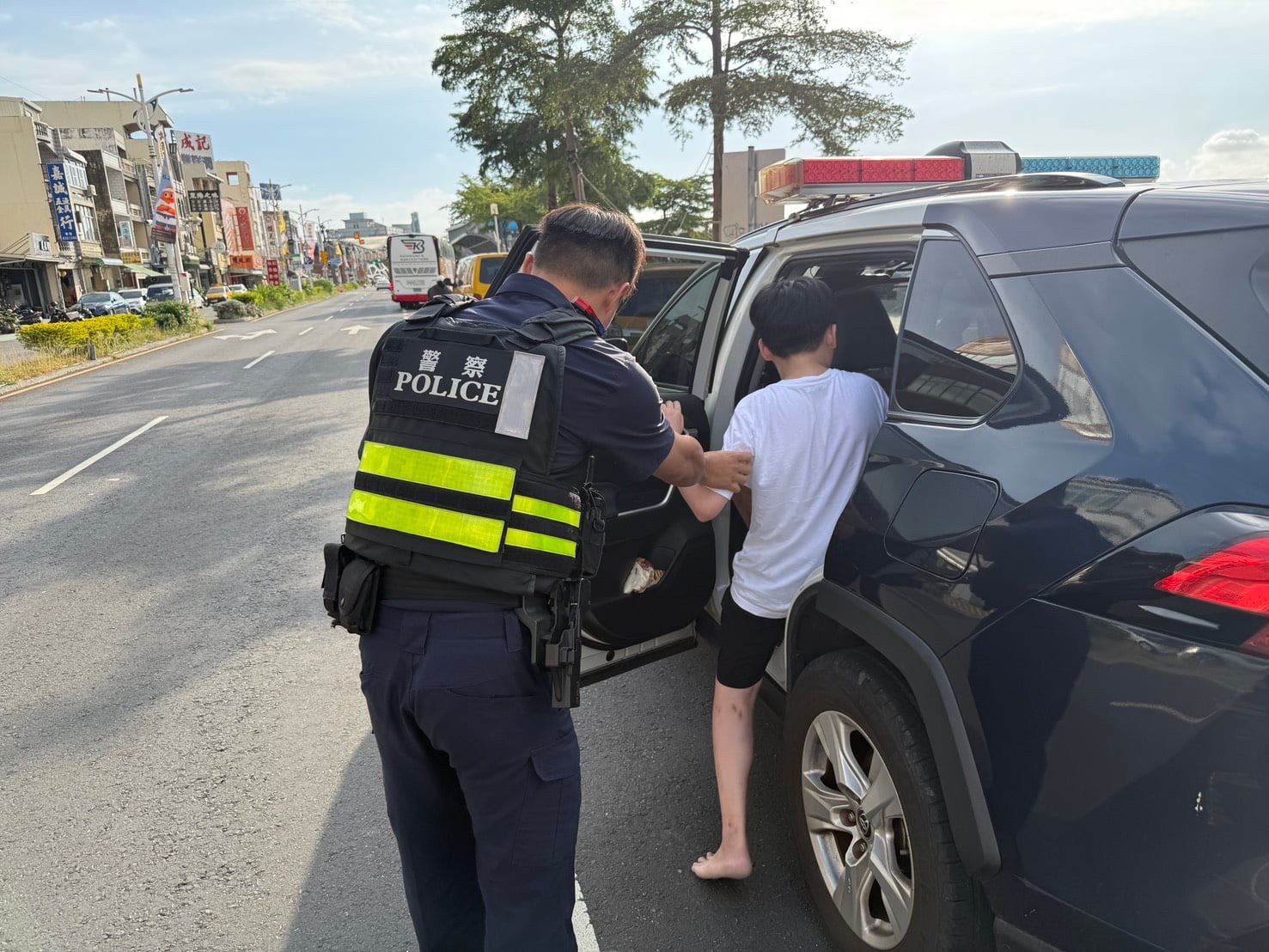 暖警助弱勢兒童返家