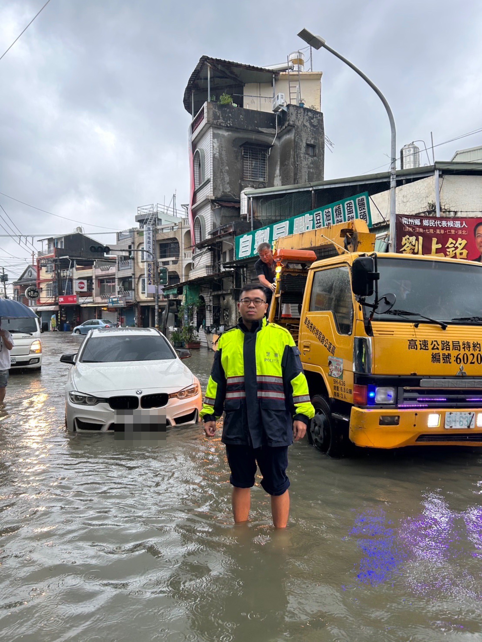 南洲警助拋錨車脫困