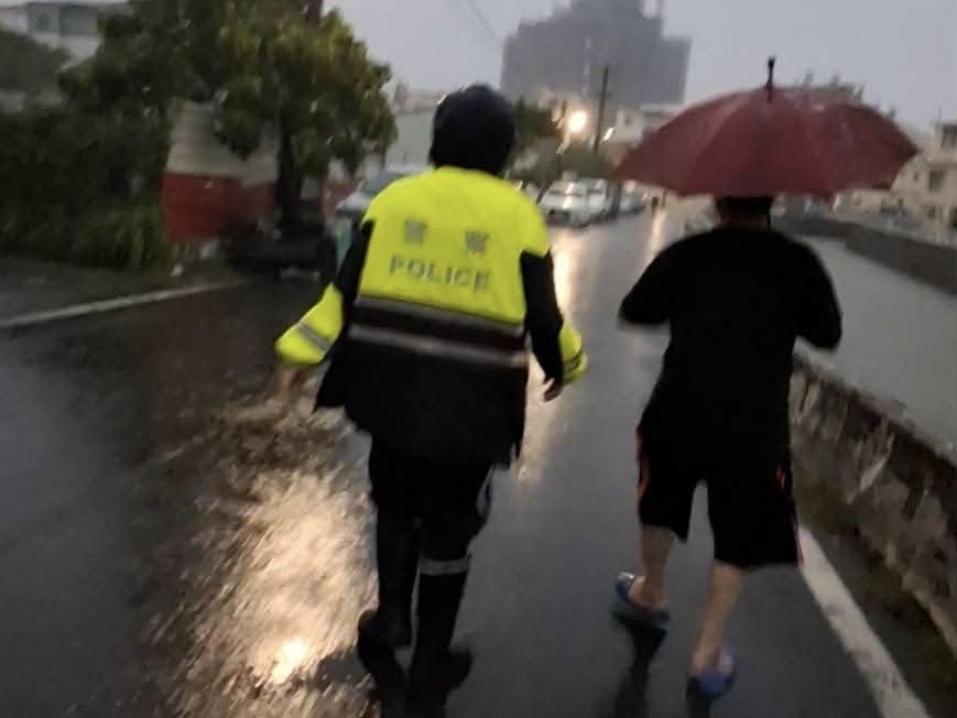 潮警協助民眾
