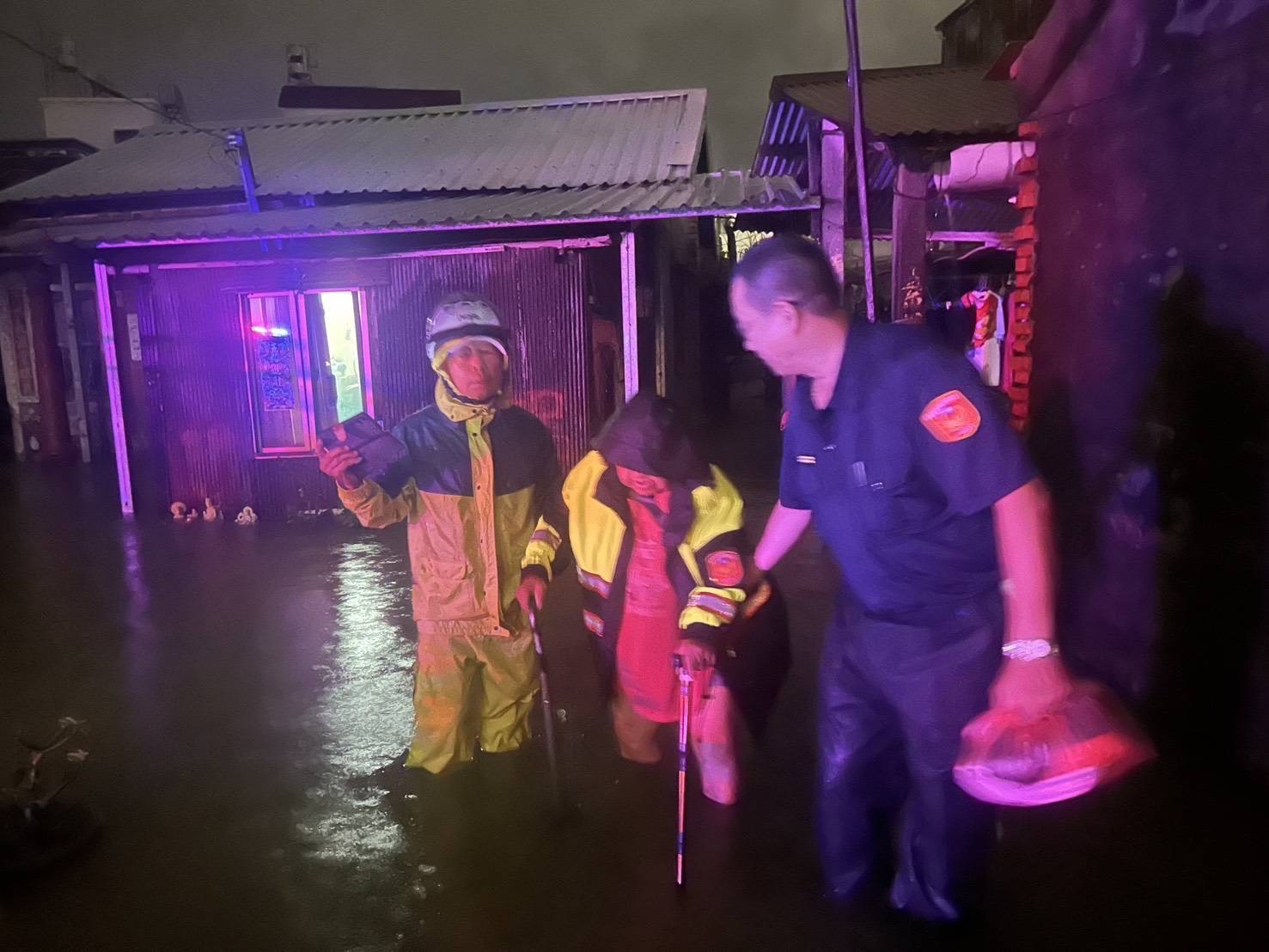 暖警協助淹水民眾