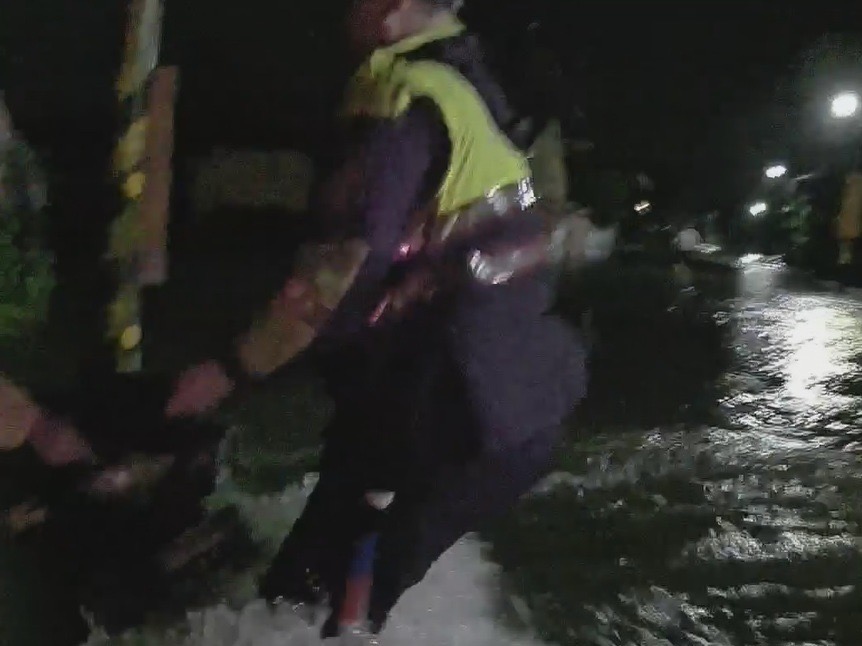 潮警協助受苦民眾