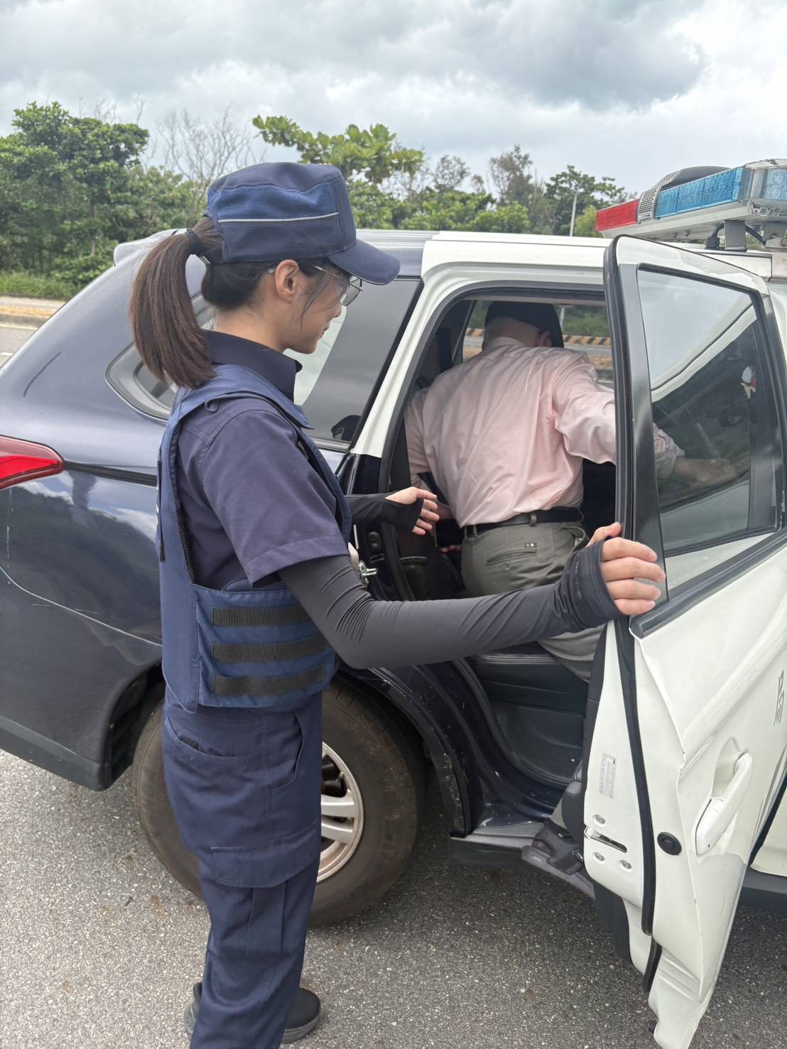 員警護送迷失方向民眾返回派出所休息補充熱量