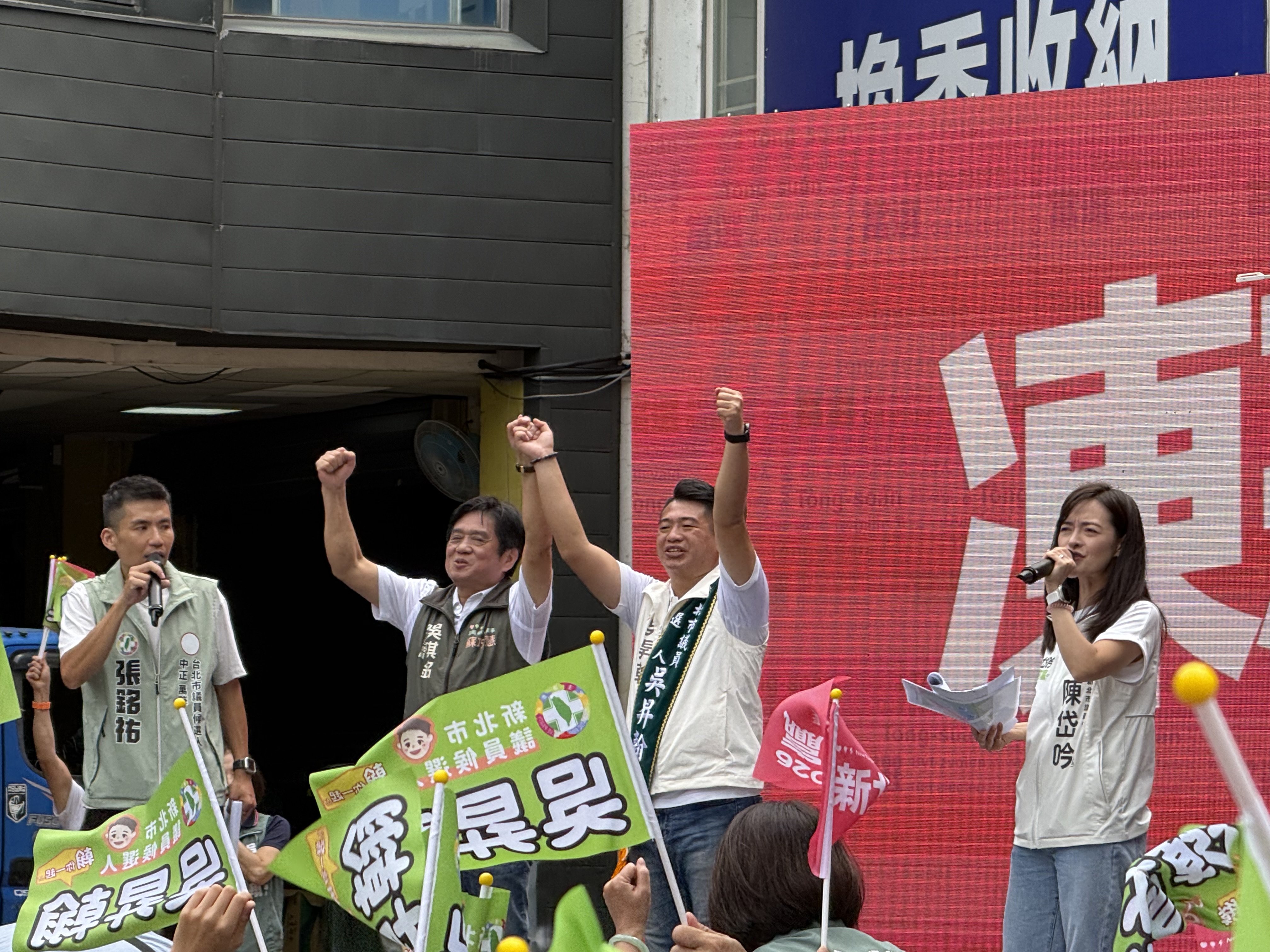 吳琪銘將彩帶傳承給吳昇翰延續