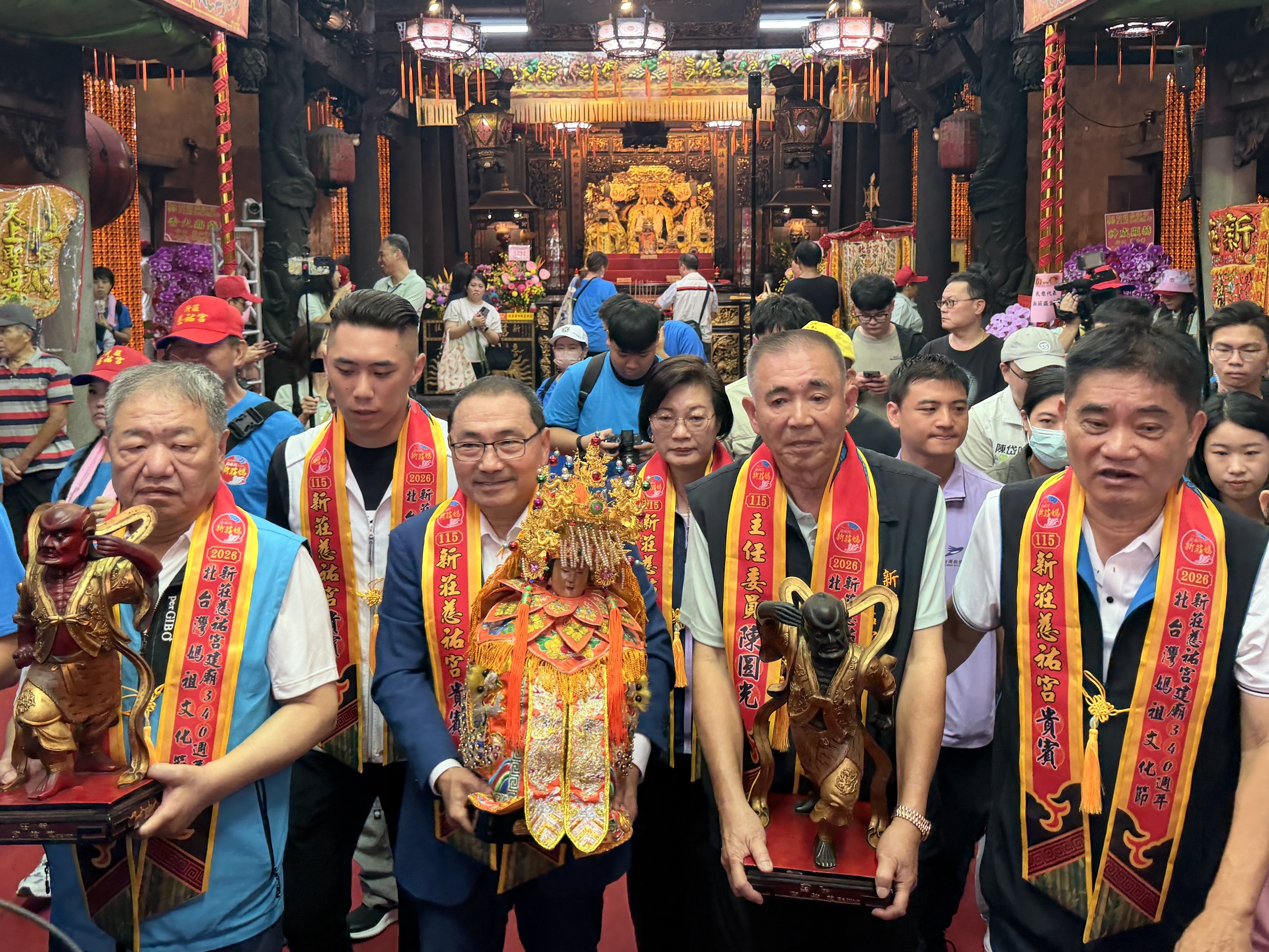 新莊慈祐宮捐贈雙輪椅座位復康巴士 侯友宜市長讚長期支持社會公益
