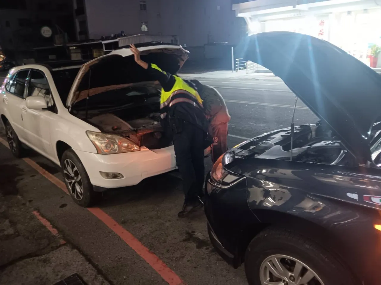 【車輛拋錨停路邊　布袋警巡邏神救援】