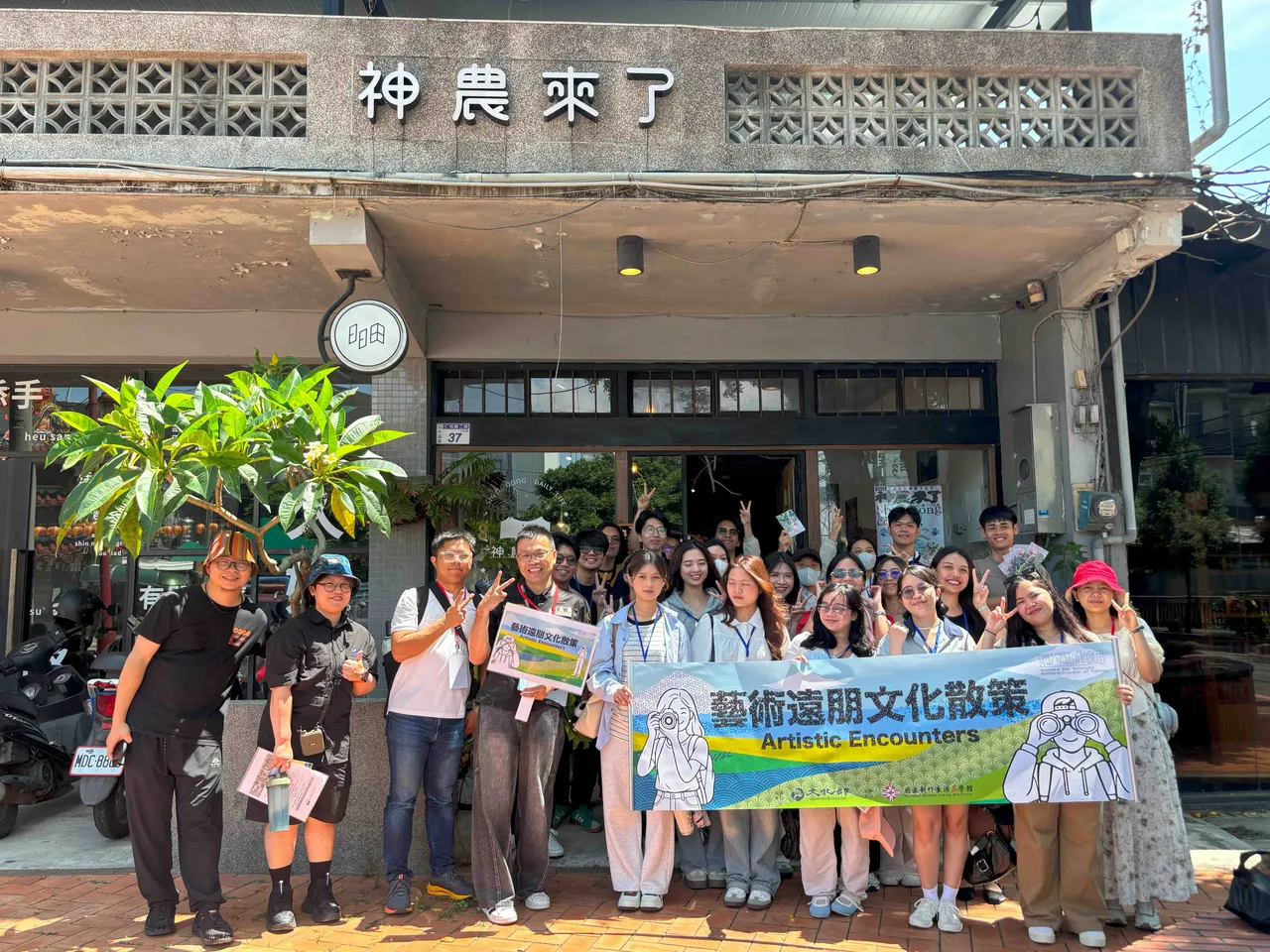 藝術遠朋外籍生走訪大溪  竹美館與明新科大共推國際文化交流