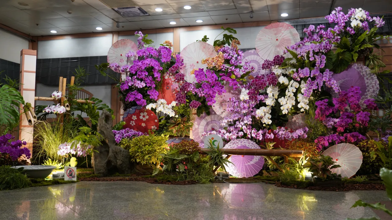 臺灣花卉和風慶典創意展演 臺日貴賓持「花伴扇」搧送祝福