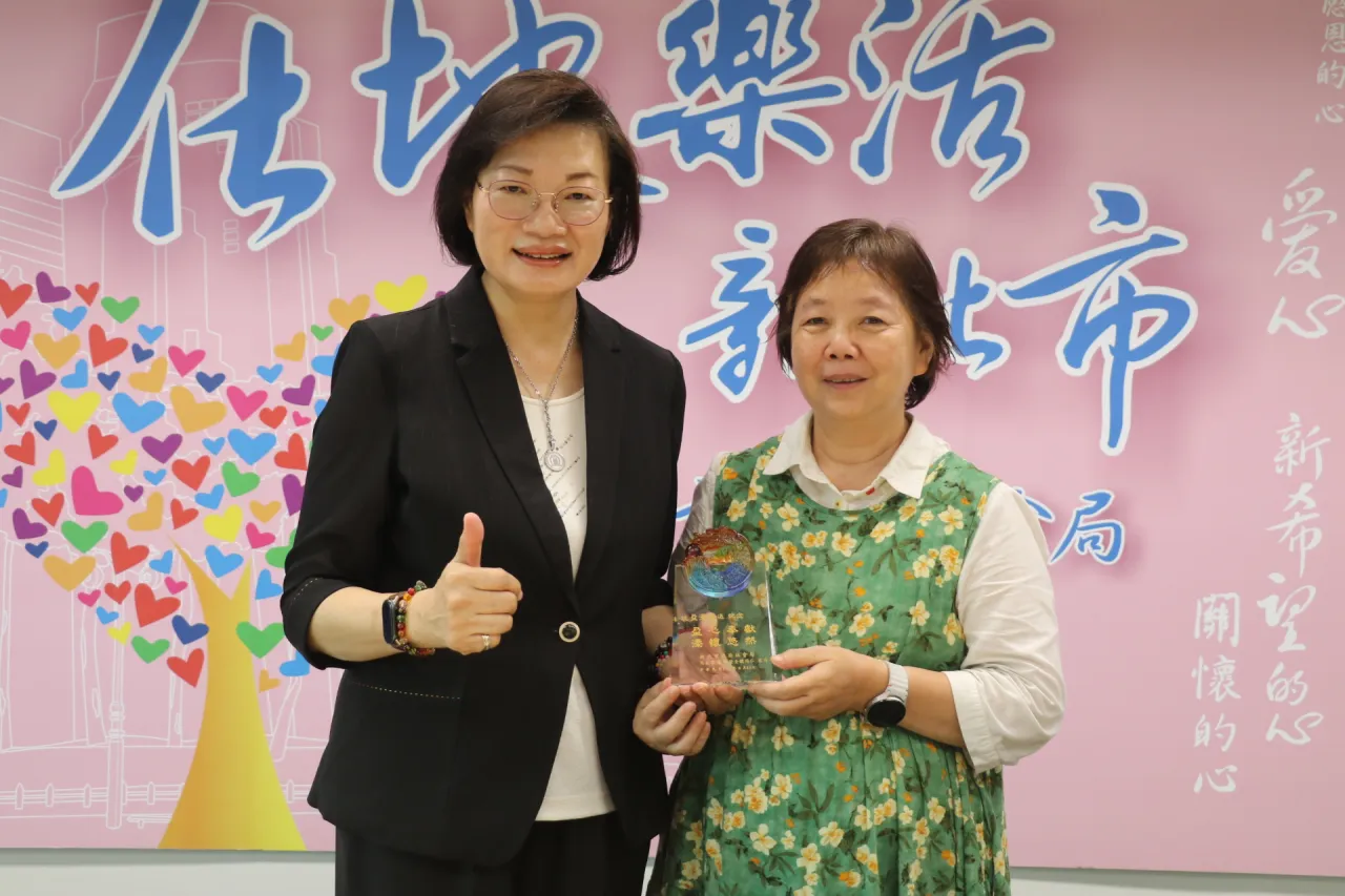 許盈溱 46年只做好一件事 李美珍致贈琉璃紀念品「盈心奉獻、溱懷悠然」