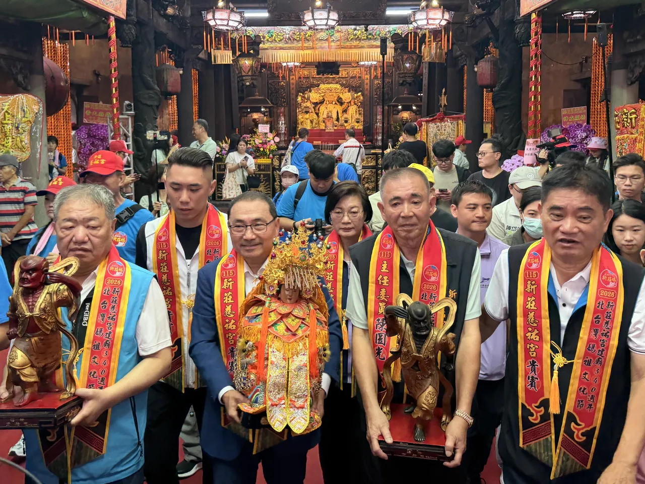 新莊慈祐宮捐贈雙輪椅座位復康巴士 侯友宜市長讚長期支持社會公益