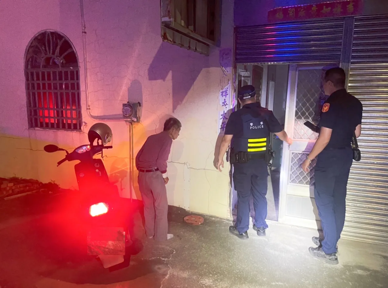 員警護送獨居長者返家