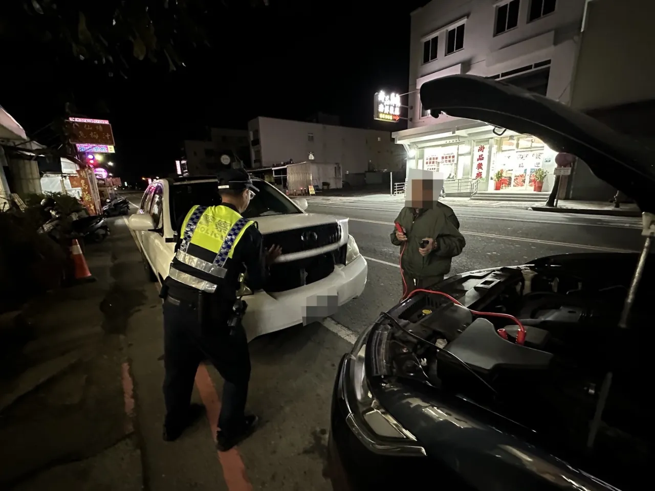 【車輛拋錨停路邊　布袋警巡邏神救援】 圖1