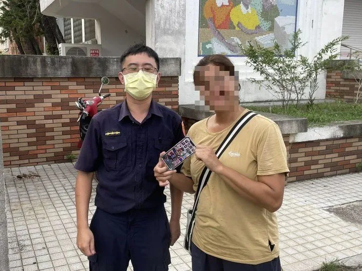 婦人遺失手機急壞  潮警科技定位草叢尋獲 圖1