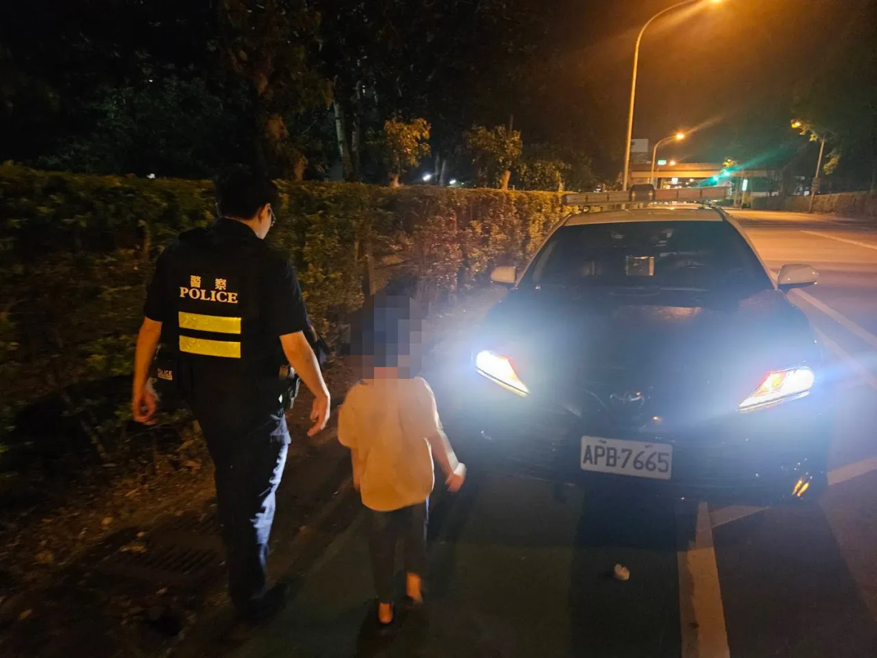 吉安警溫情護送！7歲童深夜走失獨行3公里 警民合作助返家 圖1