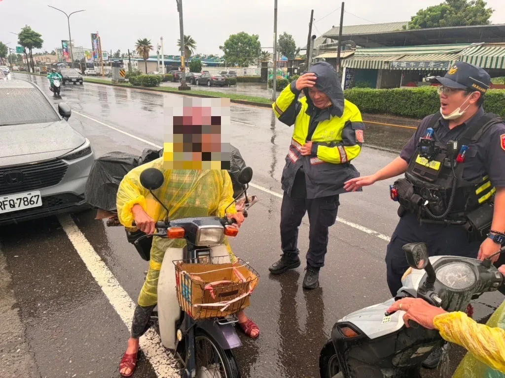 問路老婦迷途失蹤 東港警冒雨尋人助團圓 圖1