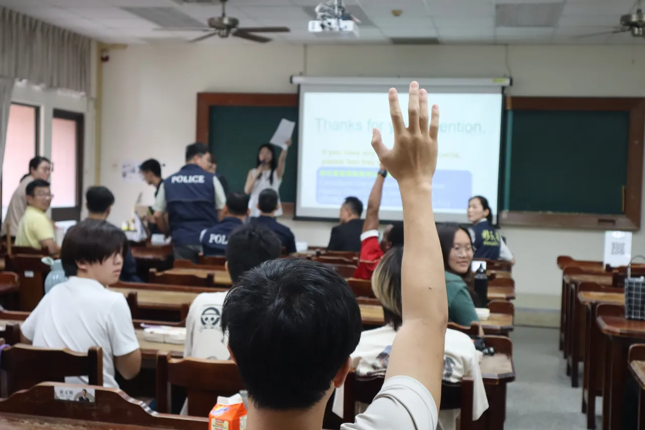 【打造安心求學環境！嘉義縣警察局攜手南華大學，以全英文宣導扎根交通安全、新型防詐與反毒，築起境外生安全防護網 圖2