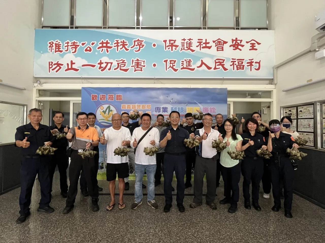 端午節、警察節前夕送暖！交通義警中隊「愛心粽」慰勞布袋警 圖1
