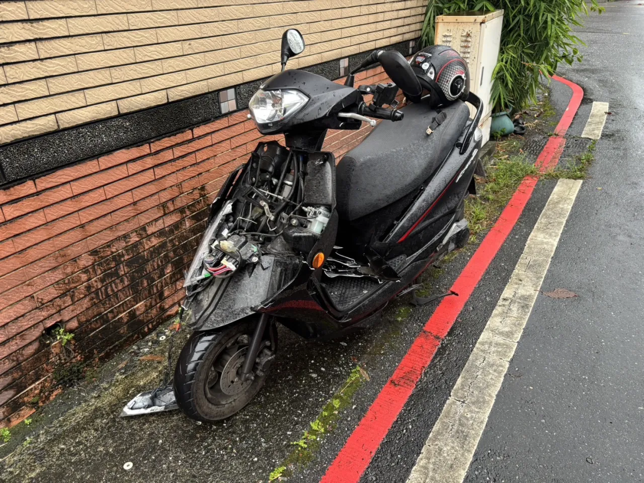 路口車禍致騎士困車底 吉安警民合力搶救送醫 圖1