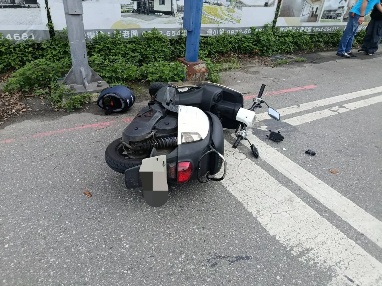 轉彎直行發生側撞！學生機車撞毀急期末考吉安警暖心載送助赴考 圖2