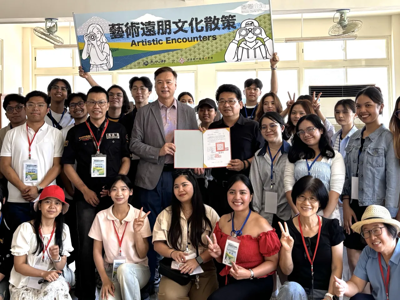 藝術遠朋外籍生走訪大溪  竹美館與明新科大共推國際文化交流 圖1