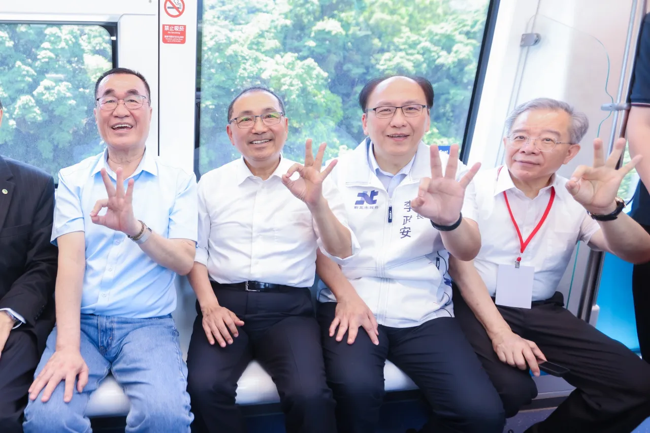 捷運三鶯線正式通車啦！　侯友宜邀民眾體驗　感受新北人文風貌 圖2