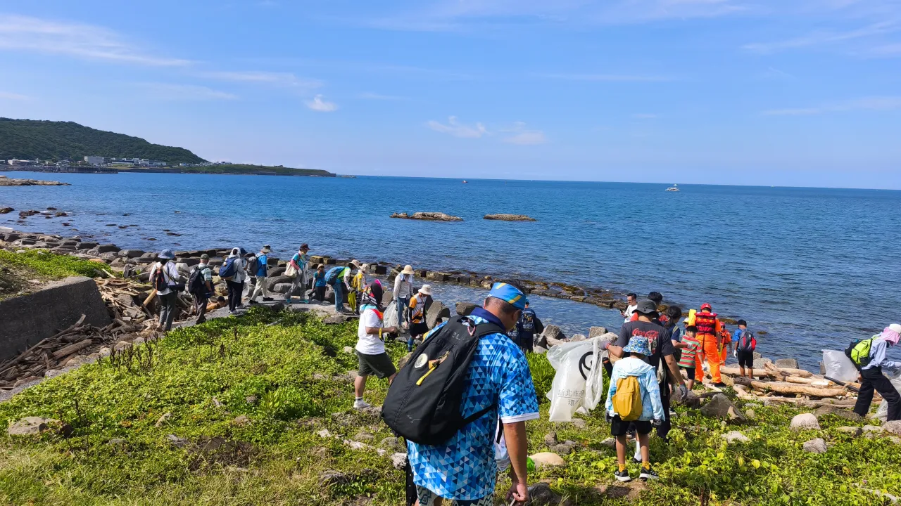 百人揮汗守護蔚藍海岸！深澳鐵道自行車淨灘清出185公斤海廢 實踐環境教育 圖1