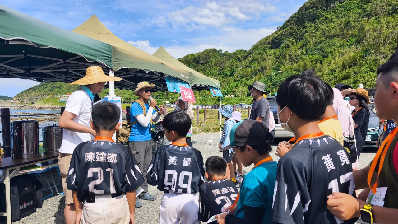 百人揮汗守護蔚藍海岸！深澳鐵道自行車淨灘清出185公斤海廢 實踐環境教育 圖2