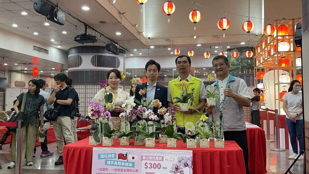 臺灣花卉和風慶典創意展演 臺日貴賓持「花伴扇」搧送祝福 圖1