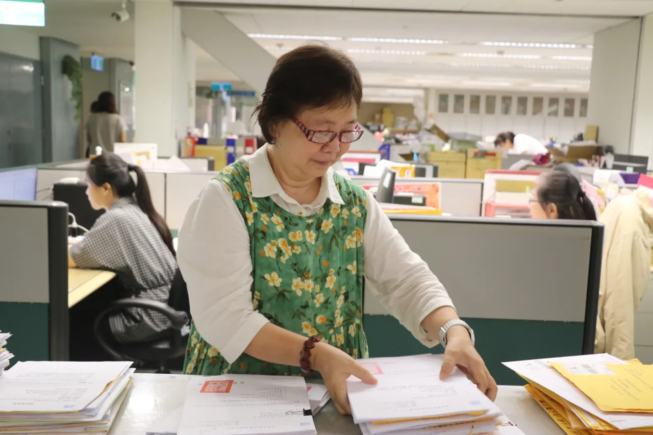 許盈溱 46年只做好一件事 李美珍致贈琉璃紀念品「盈心奉獻、溱懷悠然」 圖1