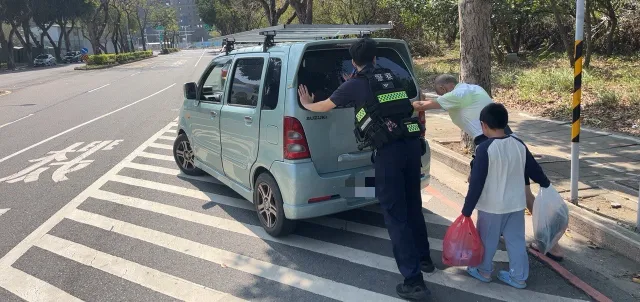阿公載孫採買車輛突拋錨　台南安平暖警協助排除道路險情
