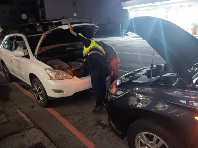 【車輛拋錨停路邊　布袋警巡邏神救援】