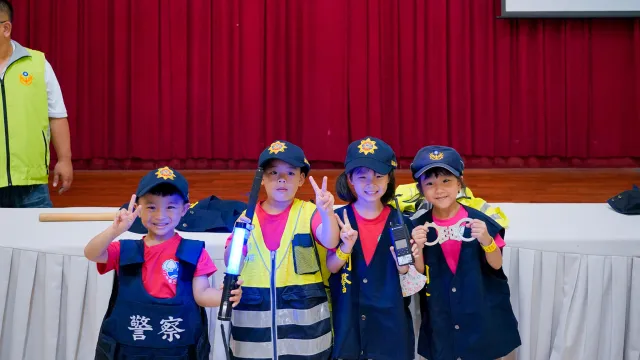 超萌小小兵參訪芳苑分局 波麗士大人暖心接待】