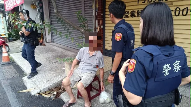 血糖過低癱坐路旁 暖警叫車協助返家