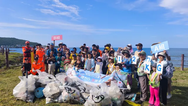 百人揮汗守護蔚藍海岸！深澳鐵道自行車淨灘清出185公斤海廢 實踐環境教育