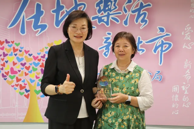 許盈溱 46年只做好一件事 李美珍致贈琉璃紀念品「盈心奉獻、溱懷悠然」