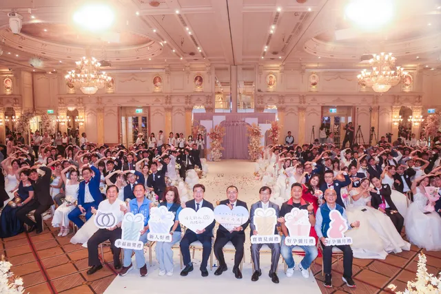 新北聯合婚禮百對新人浪漫完婚 侯友宜：做婚育家庭最強後盾