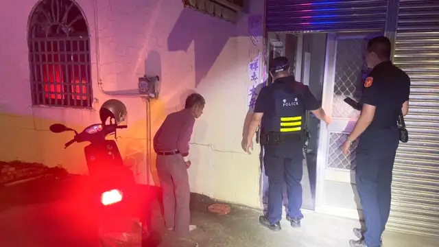 員警護送獨居長者返家