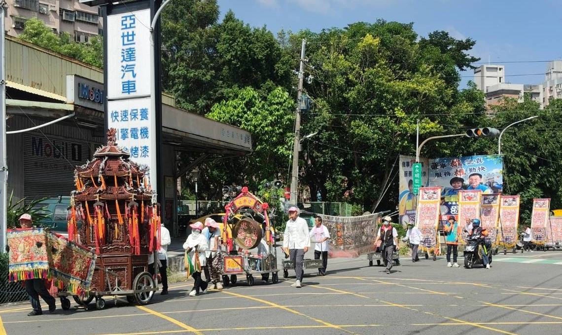 鶯歌玄受宮入火安座二載遶境大典 民政局長參拜祈福 圖1